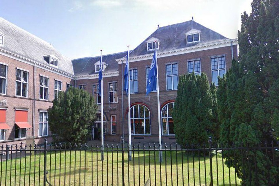 De contracten werden ondertekend op het bestuursbureau van de universiteit aan het Rapenburg. 