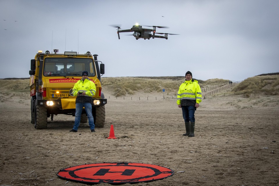 Marco van Duijn (links) bestuurt de drone, Harm Plasse het kusthulpverleningsvoertuig van de Katwijkse afdeling van de KNRM.