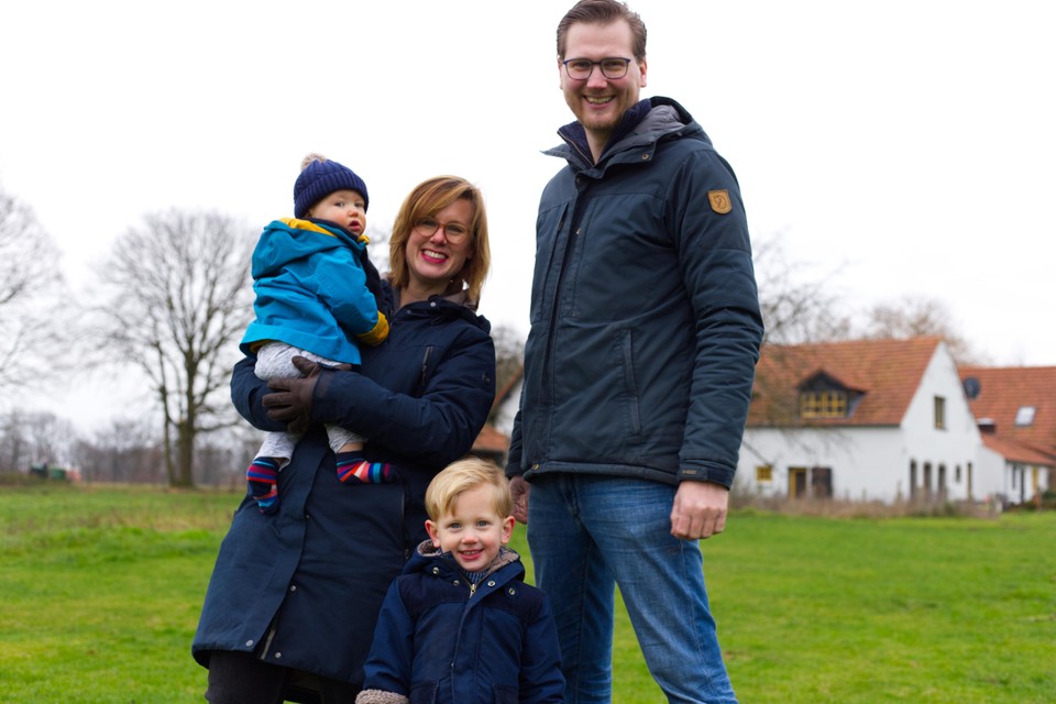 Aernout en Céline van Someren met hun twee zoons.