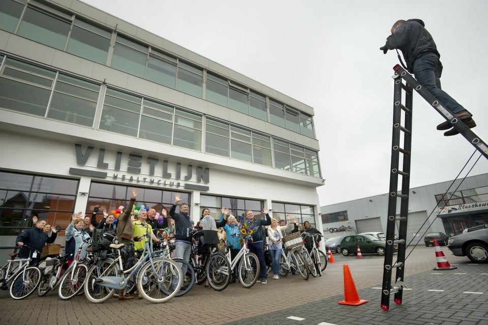 Vlietlijn vierde het 25-jarig jubileum met een fietstocht. In het midden oprichter Bert Overbroek. Foto Taco van der Eb