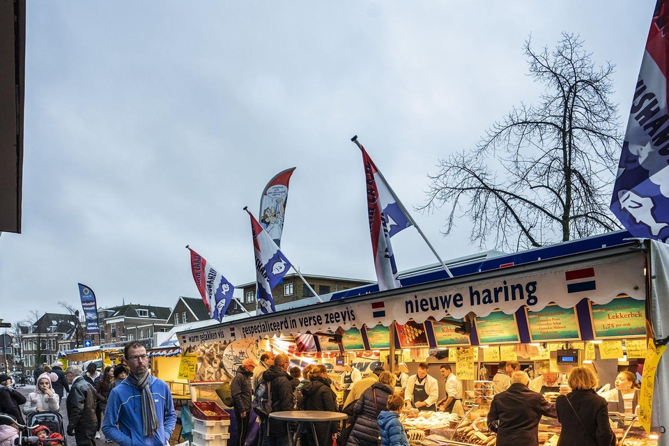 Viskramen op de zaterdagmarkt in Leiden.
