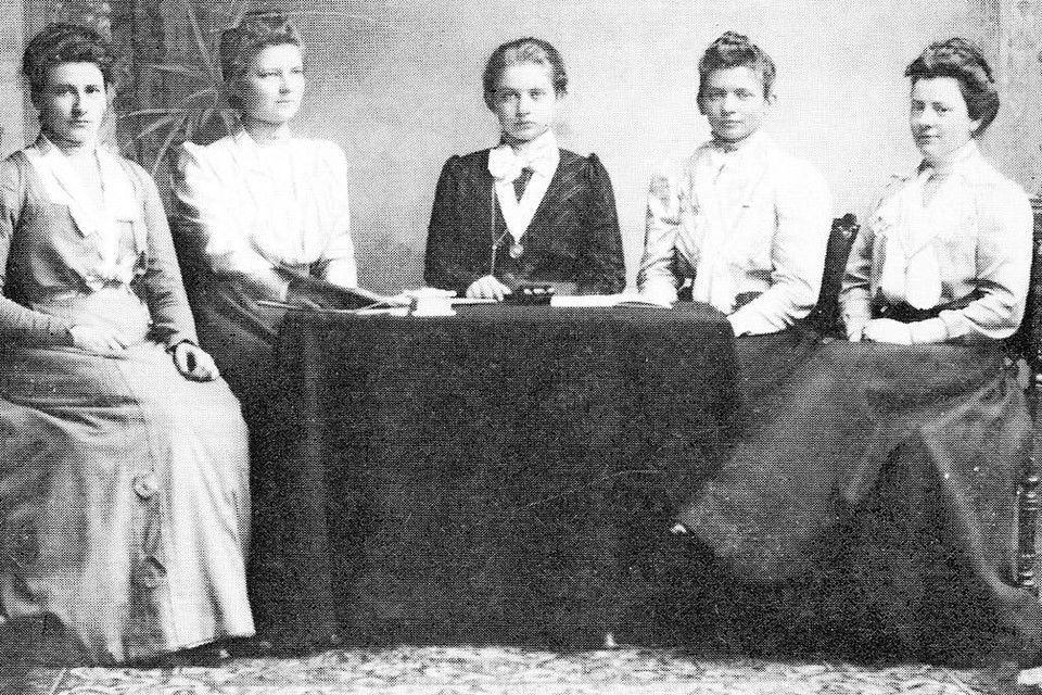 Het bestuur van de Vereeniging van Vrouwelijke Studenten te Leiden in 1901-1902