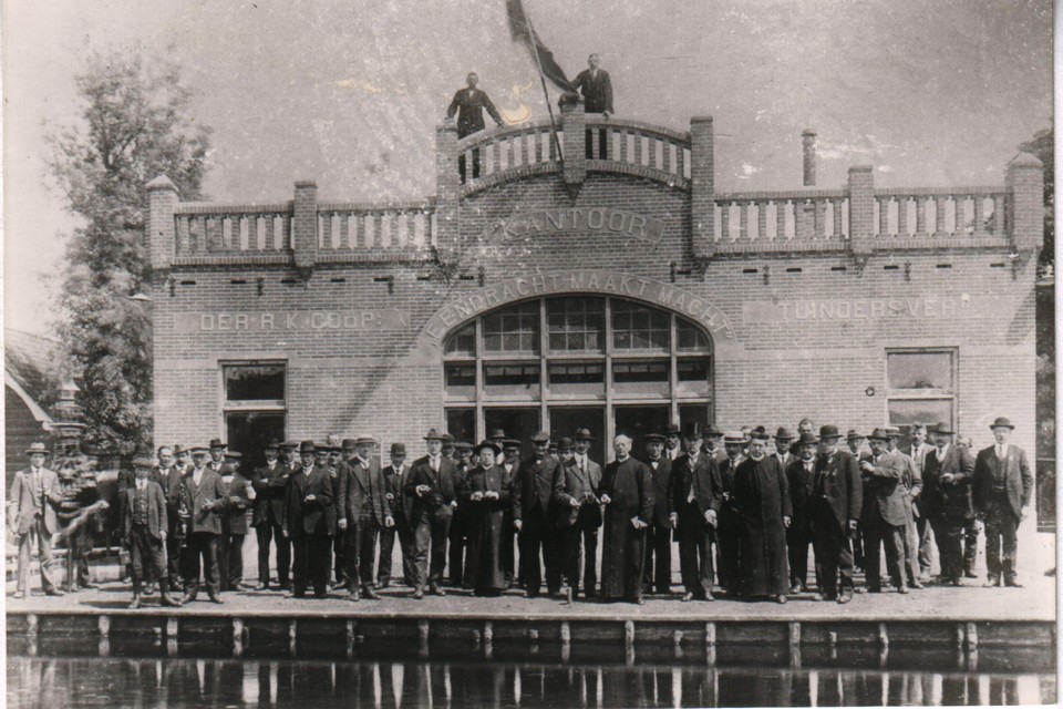 Foto uit 1919, gemaakt bij de feestelijke ingebruikname van het nieuwe kantoorgebouw van de veiling ’Eendracht Maakt Macht’ aan het Zuideinde.
