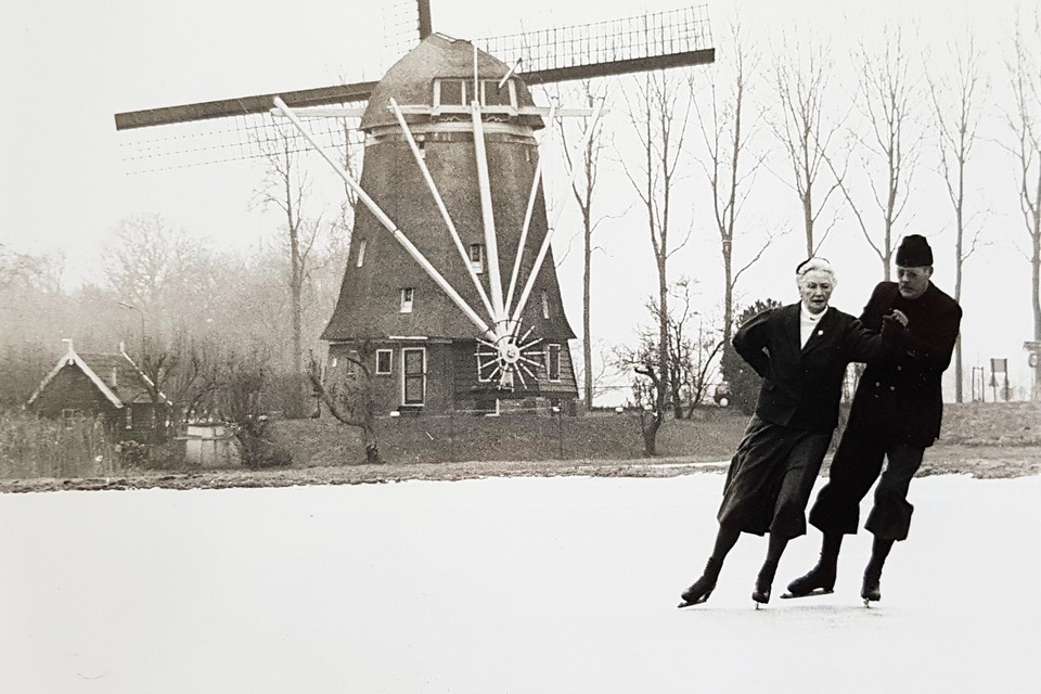 Riet van Diemen en haar vaste schaatspartner Dick van Ree in actie.