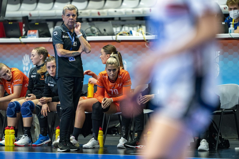De Nederlandse coach Monique Tijsterman langs de lijn bij wedstrijd tegen Noorwegen.