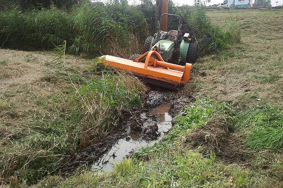 Tractor te water op Ommedijkseweg in Zoeterwoude. FotoVOL Media