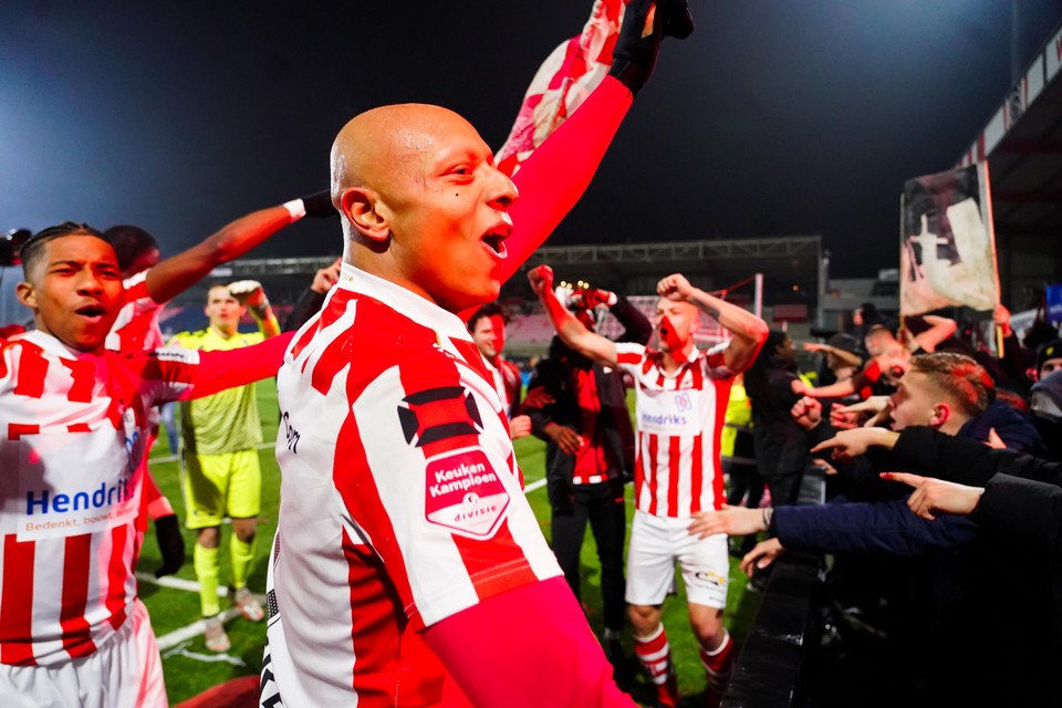 Kay Tejan viert de overwinning op FC Den Bosch met de supporters van TOP Oss.