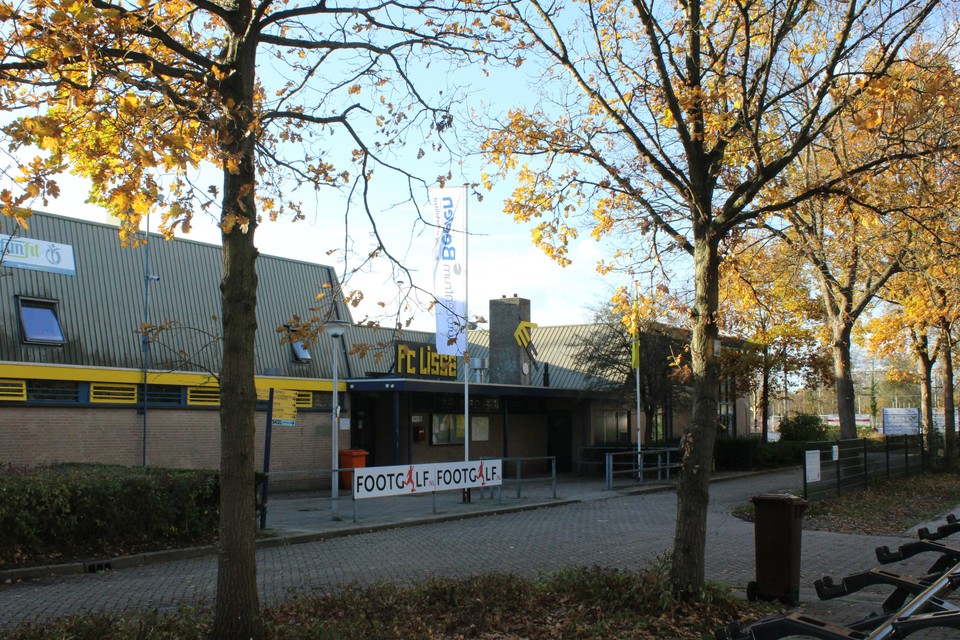 De sporthal zit nu nog aan het clubgebouw van FC Lisse vast.