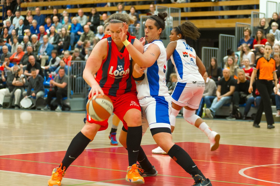 Nieuwveen was in 2016 nog speelster bij Lions. Nadine Boesaart (r) speelde toen bij Den Helder.