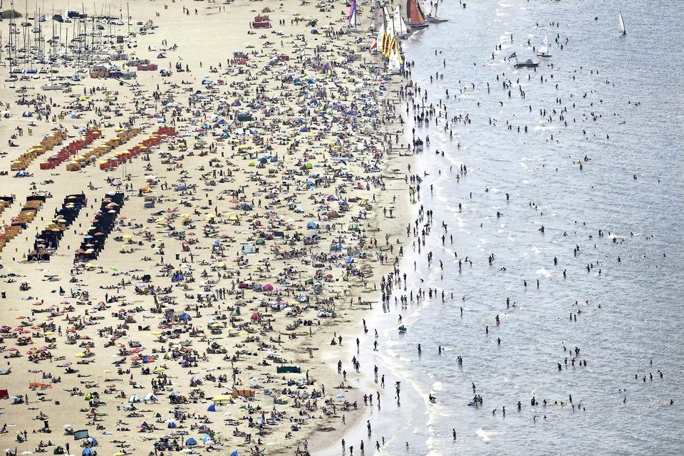 Drukte op het strand van Noordwijk. Ook verhuurders van strandstoelen, windschermen en cabines hebben baat bij het mooie weer.