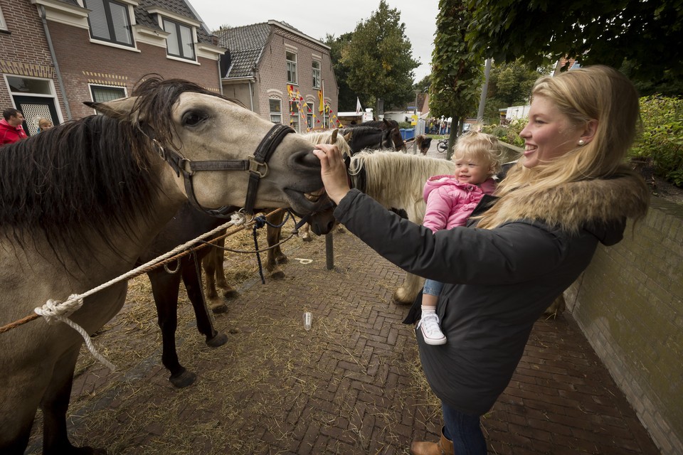 Ook de jongste Valkenburgse jeugd maakt kennis met de Paardenmarkt, een traditie die teruggaat tot het jaar 840.