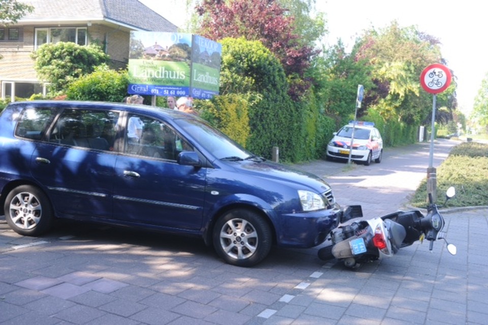Scooterrijder gewond op de Laan van oud Poelgeest in Oegstgeest/
Foto: Toon van der Poel