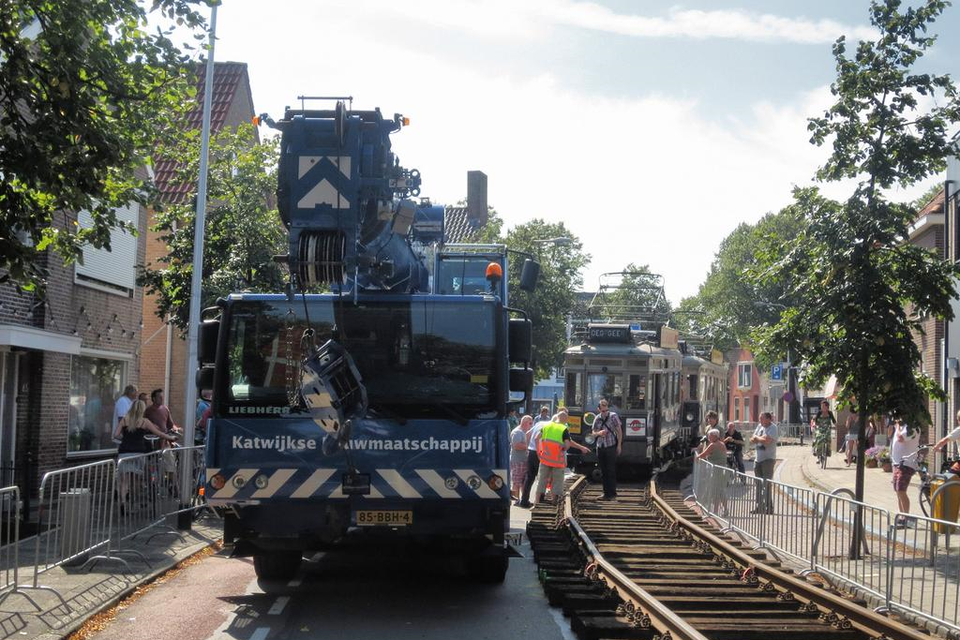 De Katwijkse Bouwmaatschappij komt erbij om de Blauwe Tram weer op de rails te tillen. Geen eenvoudige klus, want de tram mag daarbij niet worden beschadigd. Foto Twitter/Martin van Duijn