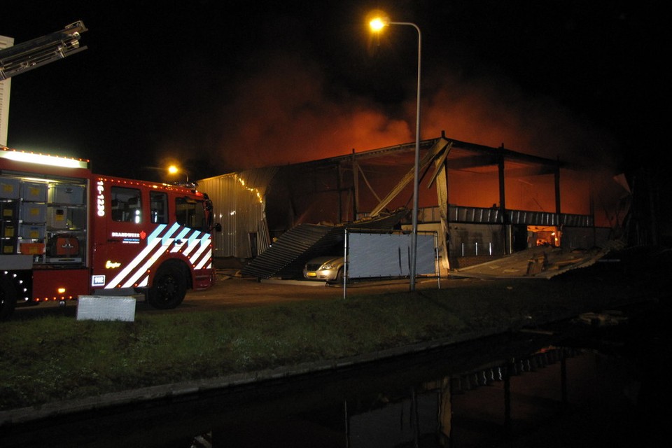 Grote brand in bedrijfsgebouw Noordwijkerhout. Foto VOLmedia