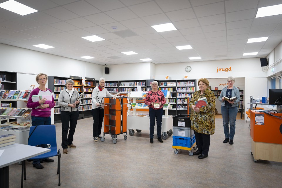 De vrijwilligers van de bibliotheek in ’t Spant in Leimuiden.