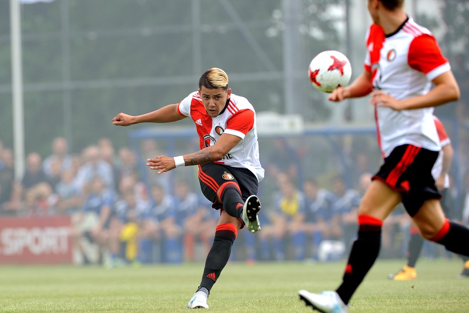 Feyenoorder Gustavo Hamer haalt uit in het oefenduel tegen FC Lisse.