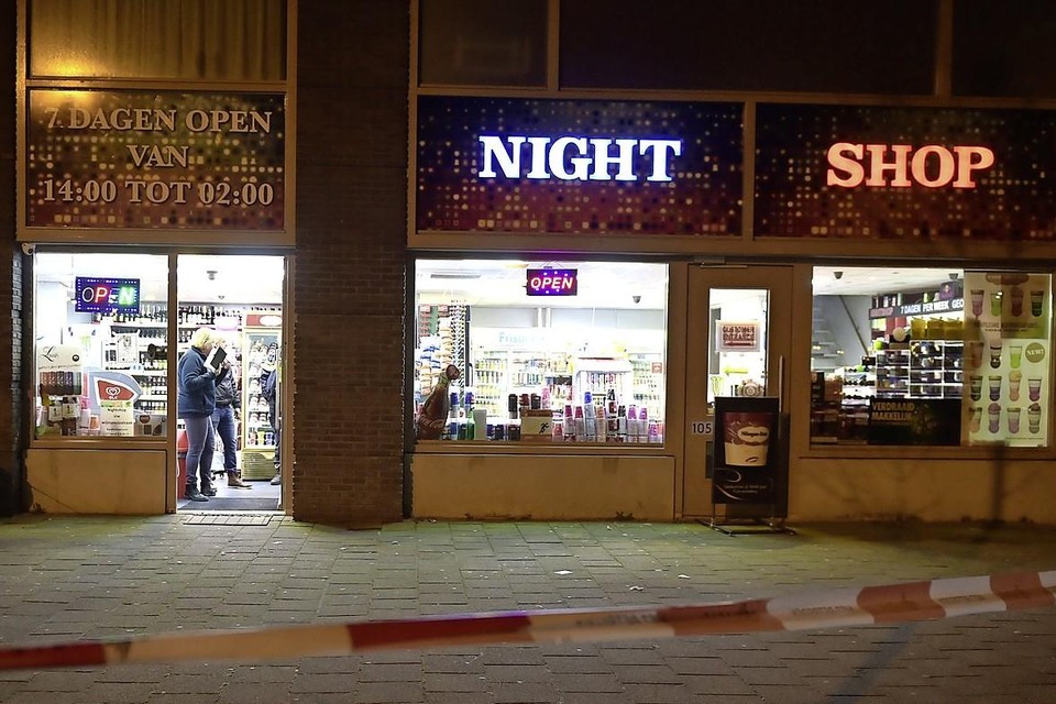De Night Shop aan de Flemingstraat, direct na de overval.