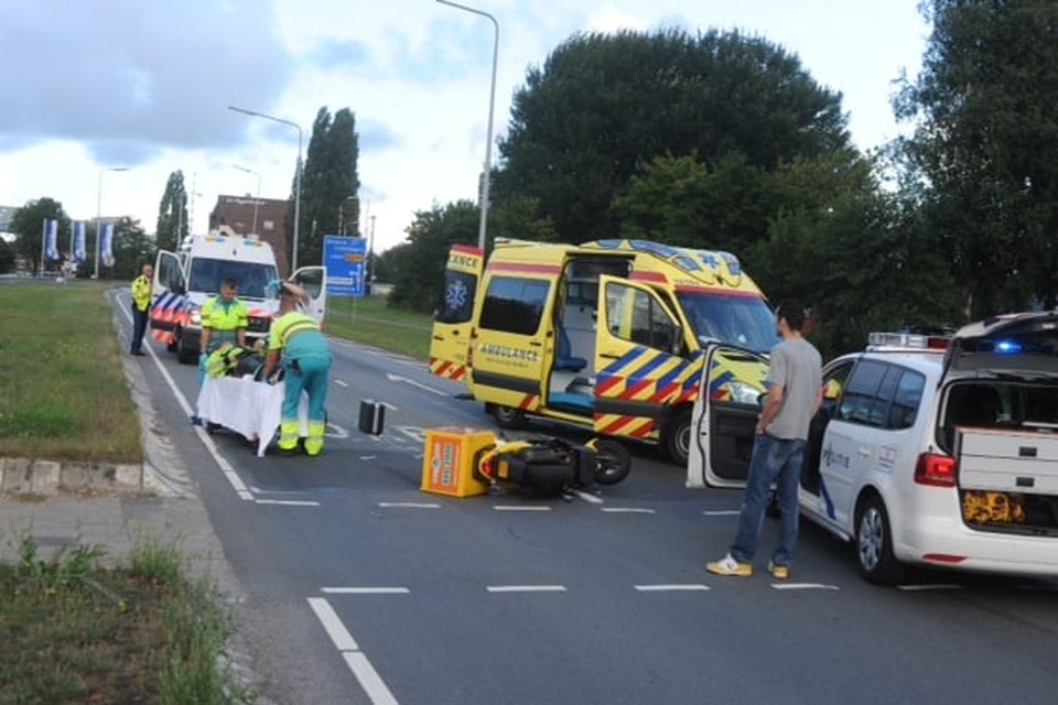 Scootterijder gewond na botsing Voorschoterweg. Foto Toon van der Poel