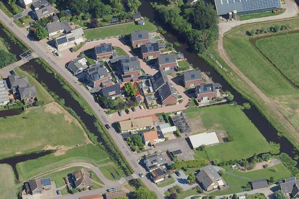 De Ripse Schans in Rijpwetering. Nieuwbouwplan ’Dyckhof’ staat geprojecteerd op de groene kavel rechtsonder op de foto.