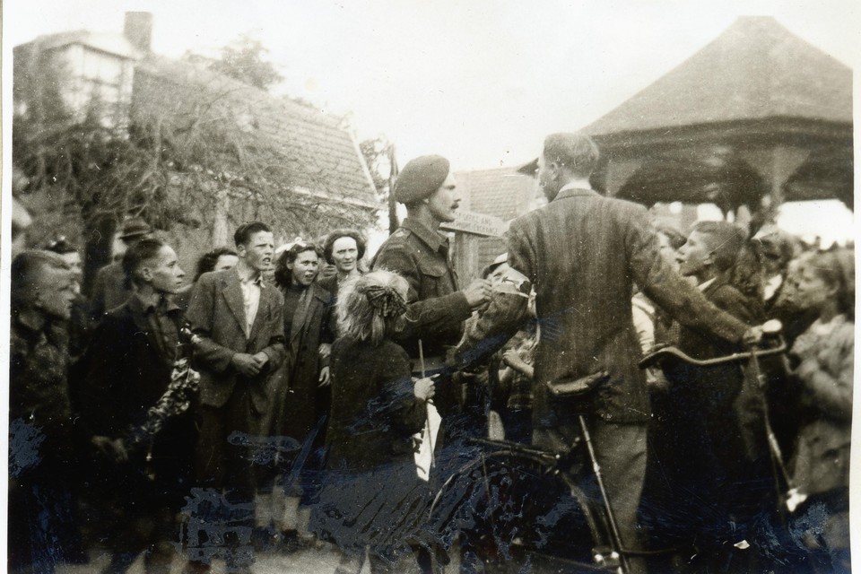 Een van de Canadese bevrijders op de Baan, omringd door een menigte jonge Warmonders.