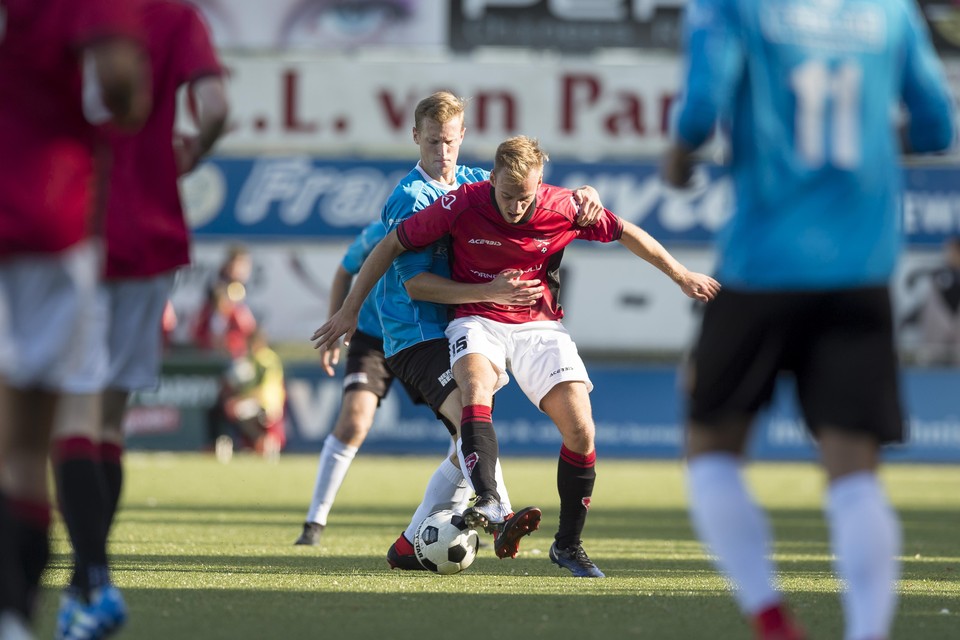 Jesse Driebergen van FC Rijnvogels schermt de bal af voor Ter Leede-verdediger Ben van der Lans.