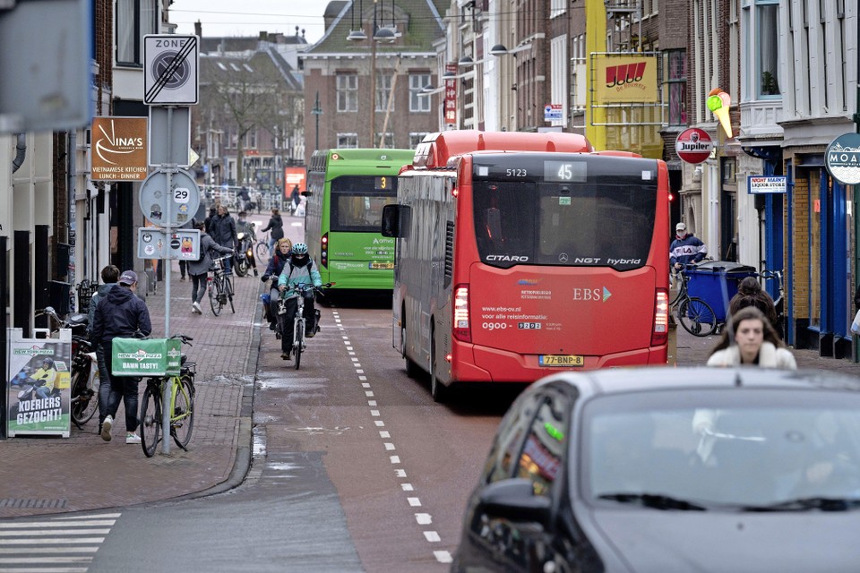 Bussen op de Steenstraat, daar wil het stadsbestuur van af.