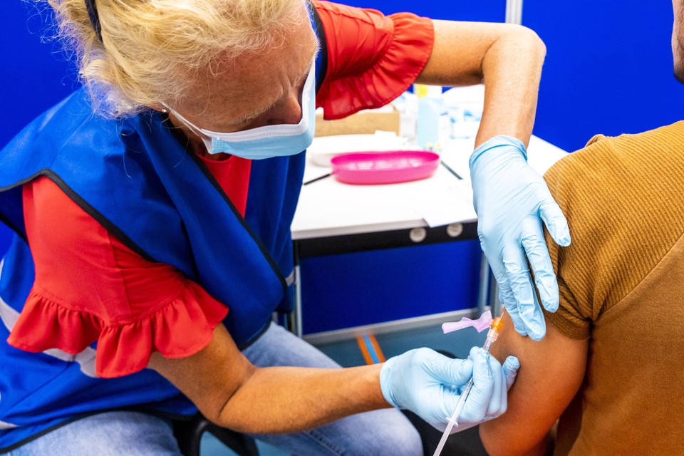 Een medewerker van de GGD vaccineert een client tegen het apenpokkenvirus.