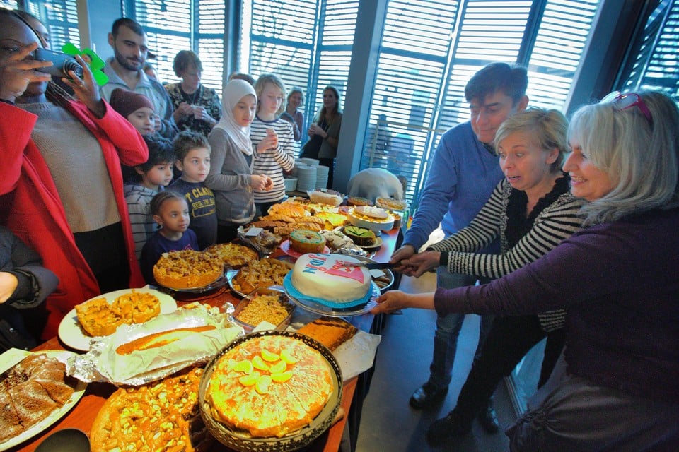 Een boel taarten bij 'Heel Leiden bakt voor vluchtelingen'.
