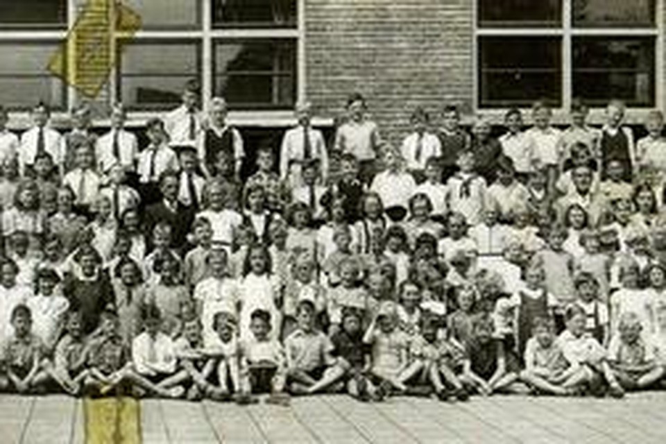 
Schoolfoto, omstreeks 1940. Jan Bodrij zit op de onderste rij, de negende van rechts.
