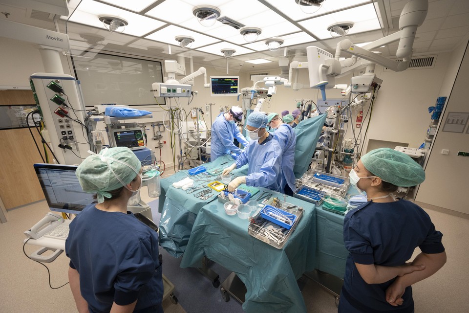 Een geolied team van artsen en verpleegkundigen opereert een drie weken oud baby’tje op het nieuwe hartlongcentrum van het LUMC.