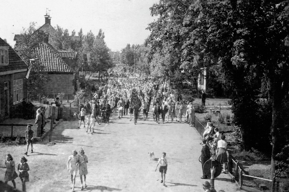 1945. Bevrijding, de menigte trekt uitgelaten over de Dorpsstraat.