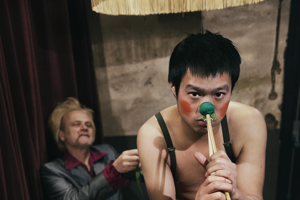 Phi Nguyen speelt de rol van Pinokkio in de nieuwe voorstelling van de Veenfabriek.