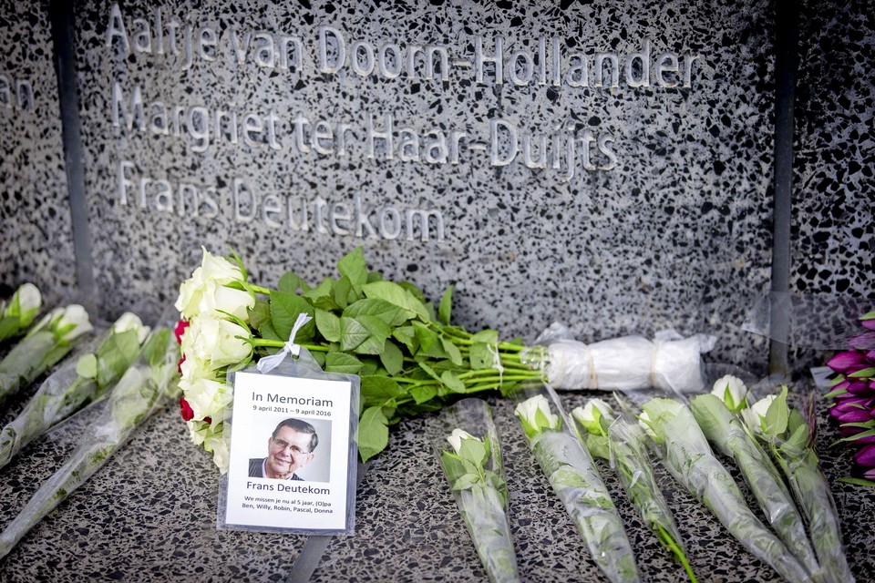 Bloemen ter nagedachtenis aan de slachtoffers van het schietdrama in winkelcentrum de Ridderhof.