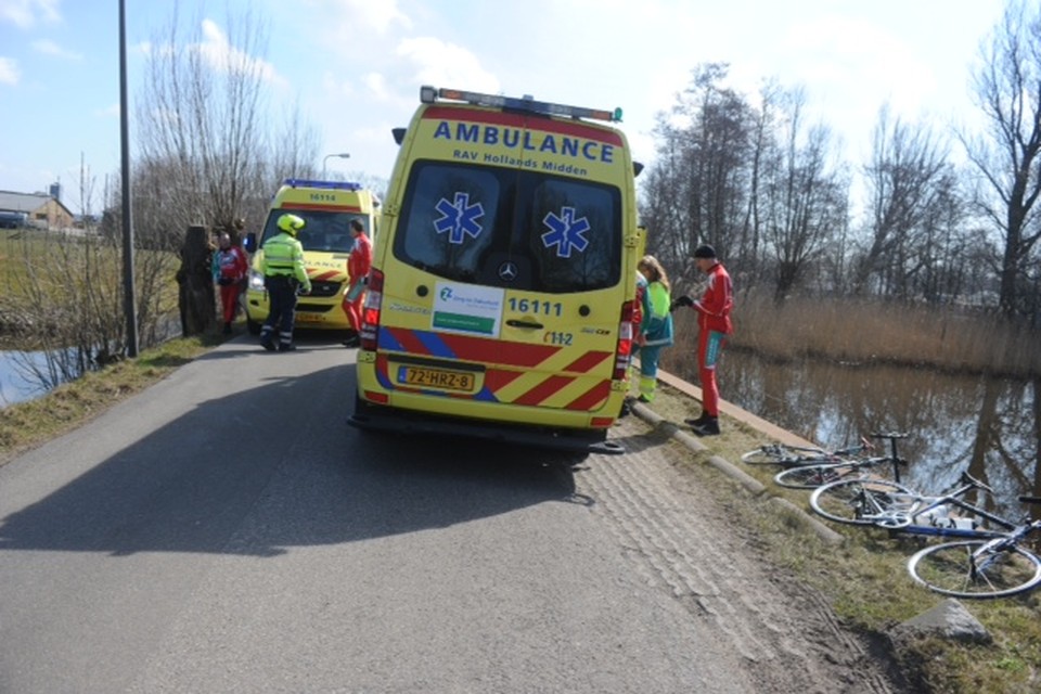 Wielrenners gewond bij valpartij in Alphen aan den Rijn. Foto: Toon van der Poel
