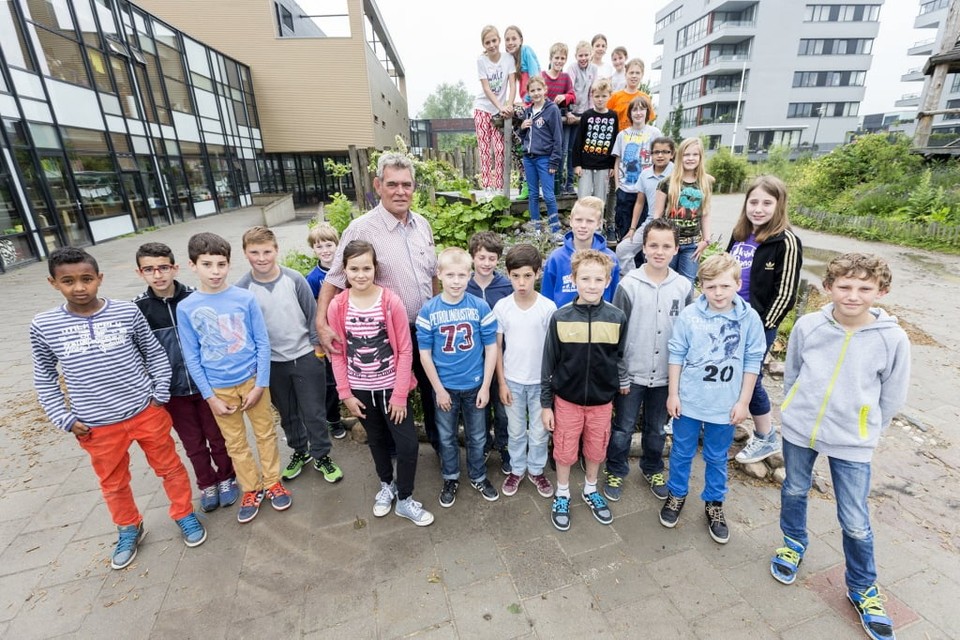 Cees van der Voort met zijn leerlingen van basisschool De Arcade in Leiden. Foto Hielco Kuipers