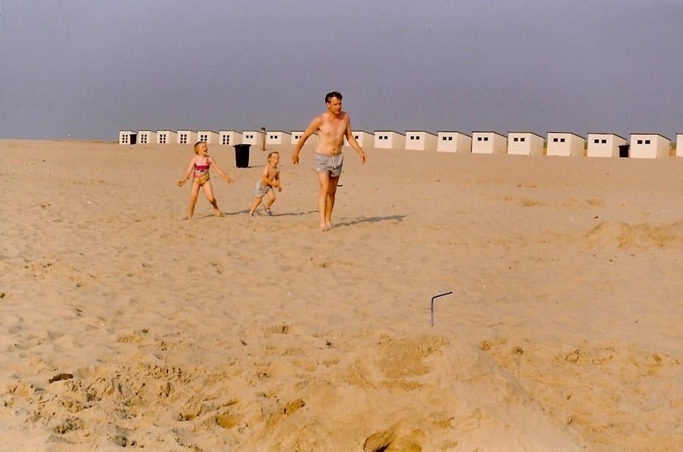 Met zijn kinderen op het strand van Texel, in de jaren ’90.