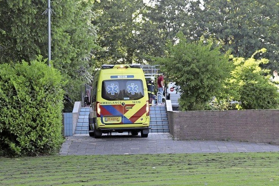 Ambulance bij het diepe zwembad van De Vosse.