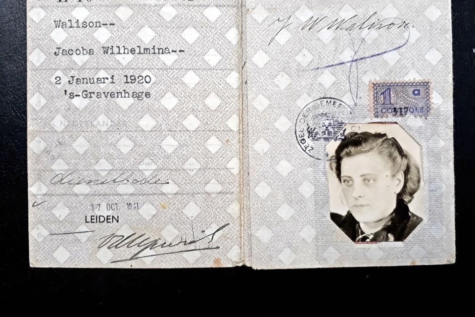 Identiteitsbewijs en foto van Reiniers moeder.