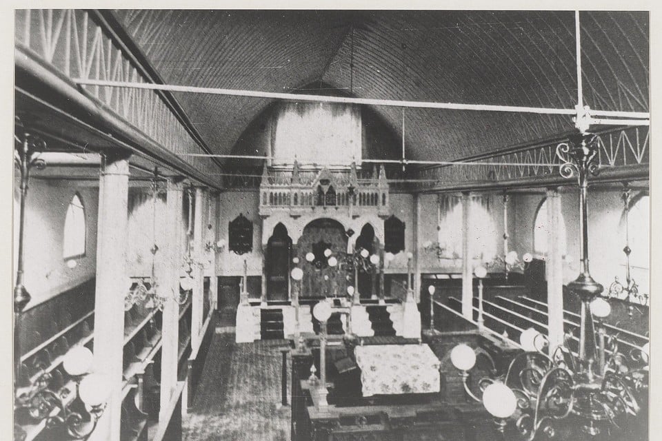 Synagoge van de Israëlitische Gemeente te Haarlem (1911). Gezicht op de Oostzijde met de Heilige Ark, aron hakodesj of aron ha-kodesj.