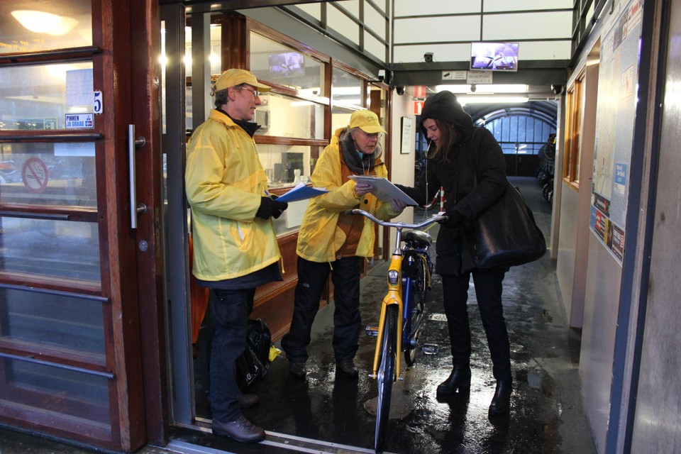 De Fietsersbond in Leiden zamelt handtekeningen in voor het behoud van de bewaakte fietsenstalling.