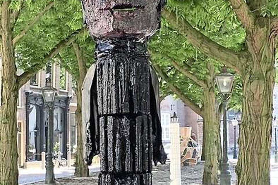 Een beeld van Robbert Pauwels stond eerder op de Hooglandse Kerkgracht.