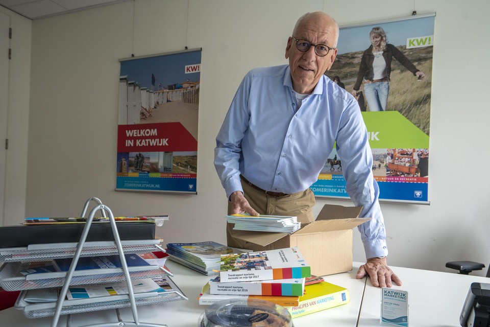 Piet de Vries ruimt na zeven jaar voor het laatst zijn bureau, als directeur van Katwijk Marketing.