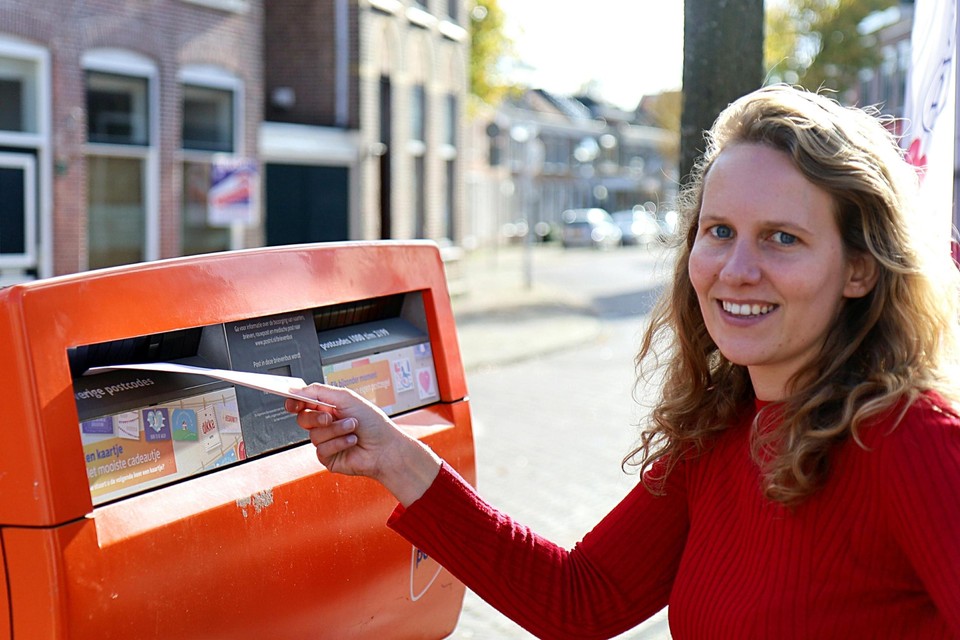 Ook de Leidse Everdien van der Leek stuurt een protestkaart naar verzekeraar CZ.