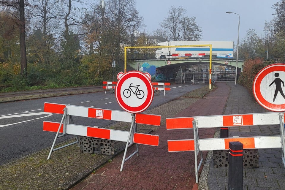 Aan de zijde van de Ruishornlaan is het viaduct al afgesloten. De bovenzijde (Laan van Rijckevorsel) wordt donderdag of vrijdag onbegaanbaar voor zwaar verkeer.