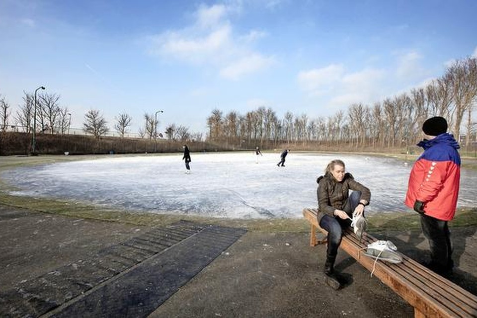 In de ochtenduren genieten schaatsers van het natuurijs in Katwijk, zolang het nog kan.