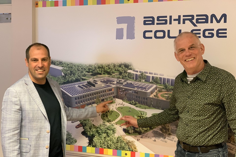 Directeur Hol en projectcoördinator De Rooij presenteren trots de nieuwbouw van het Ashram College