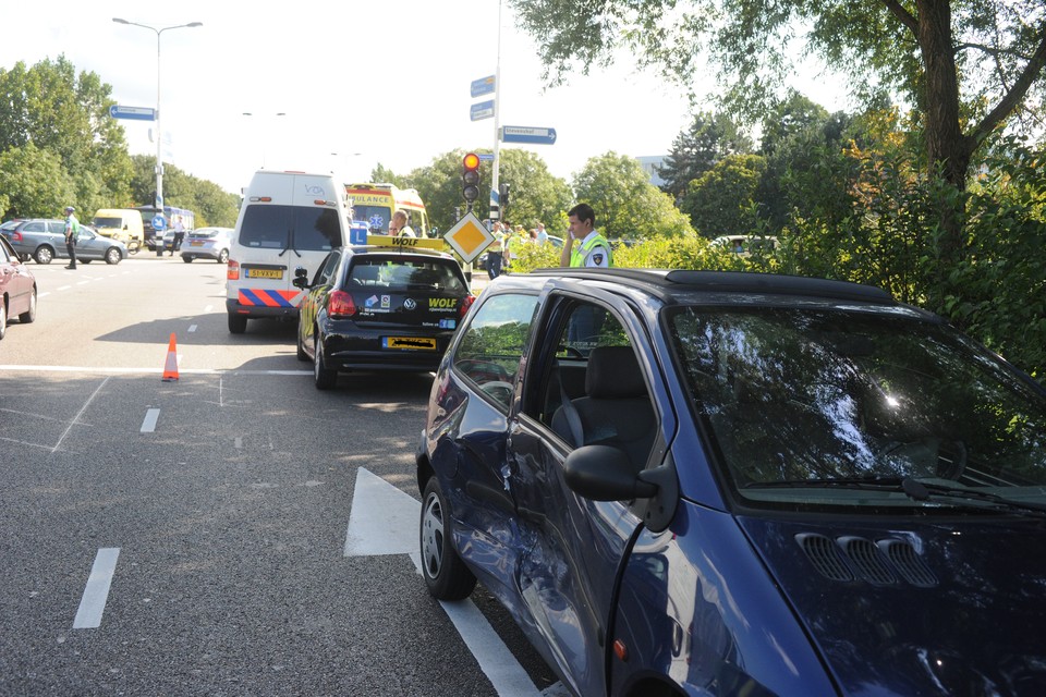 Op het kruispunt van de Haagweg en de Churchilllaan in Leiden zijn maandagmidag twee auto's op elkaar gebotst. Foto Toon van der Poel