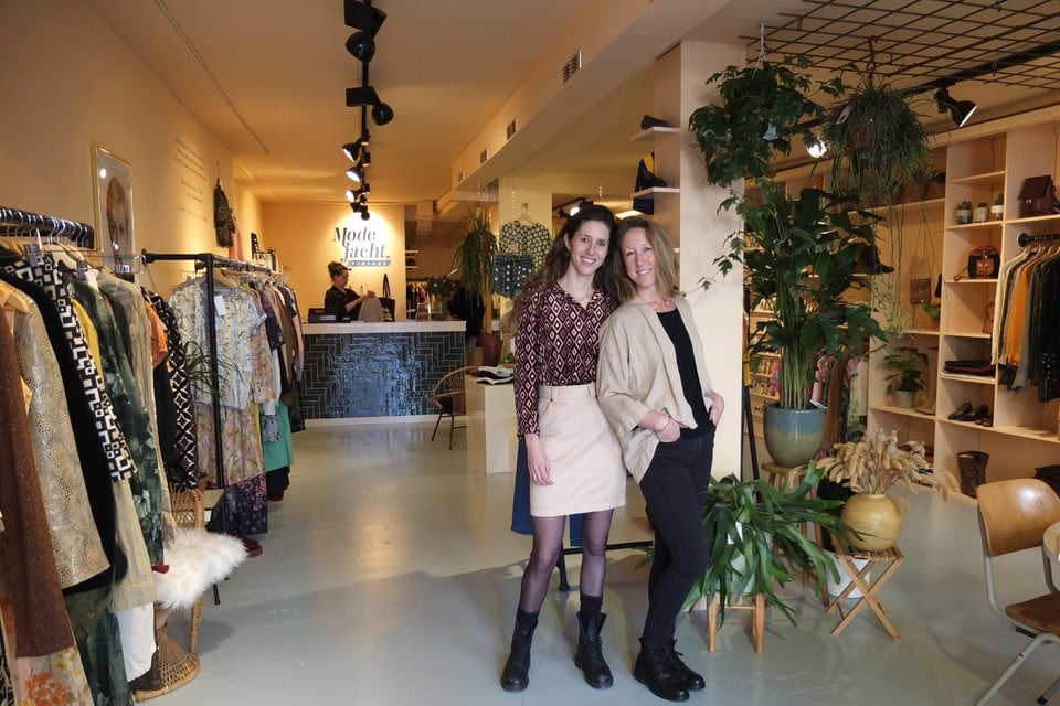 Niesje Hachmer (links) en Jennifer Swaak in hun gezamenlijke winkel tussen de vintage kleding en planten.