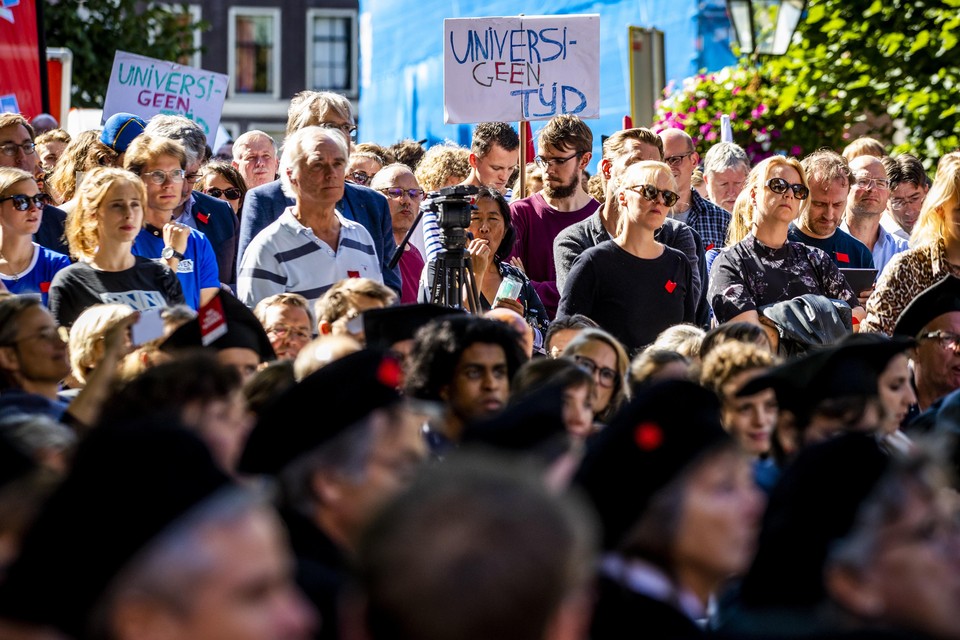 De actiegroep WOinActie protesteerde bij de opening van het collegejaar 2019-’20 in Leiden tegen de enorme werkdruk, onder het motto ’universi-geen-tijd’.
