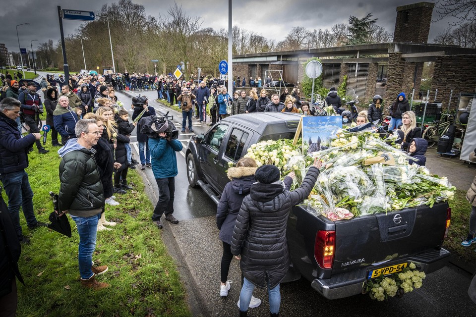 Bij aankomst bij de begraafplaats Rhijnhof ligt de pick-uptruck zo vol met witte bloemen, dat de foto van Esmee niet meer te zien is.